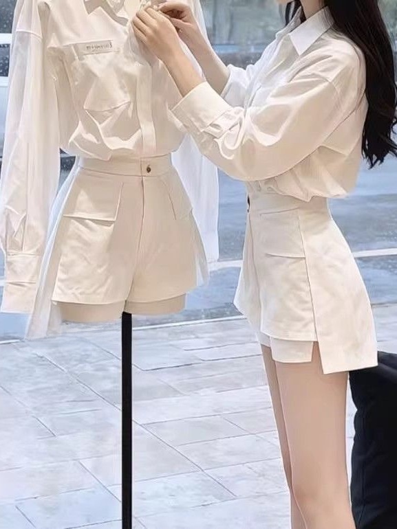 Vintage Fashion Outfit - ชุดเสื้อคอปกสีขาวแฟชั่นและกระโปรงทำงานสำหรับผู้หญิง สไตล์ใหม่ฤดูใบไม้ร่วง ชุดสูทสองชิ้นสไตล์เรโทร กางเกงขาสั้นเอวสูง