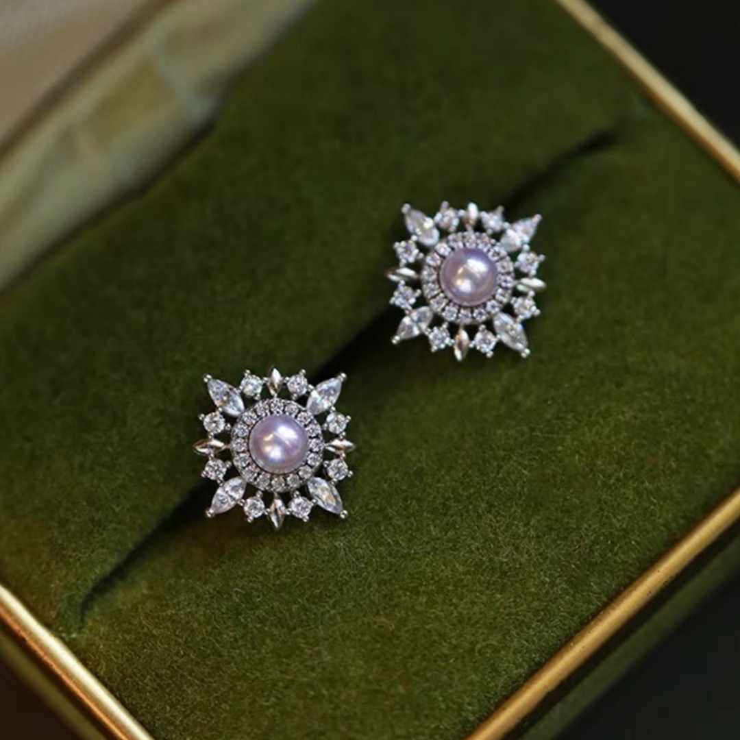 Vintage Fashion Center - ต่างหูสตั๊ดลายดอกทานตะวันวินเทจสุดหรูสำหรับผู้หญิง ประดับมุกจำลองทรงกลมตรงกลาง ฝังเพชรคิวบิกเซอร์โคเนียทรงมาร์คีส์เต็มตัว ตัวเรือนเงิน